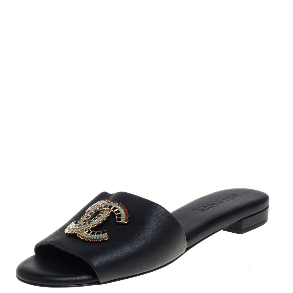 مملوكة مسبقًا Chanel Black Leather CC Slide Sandals Size 38.5