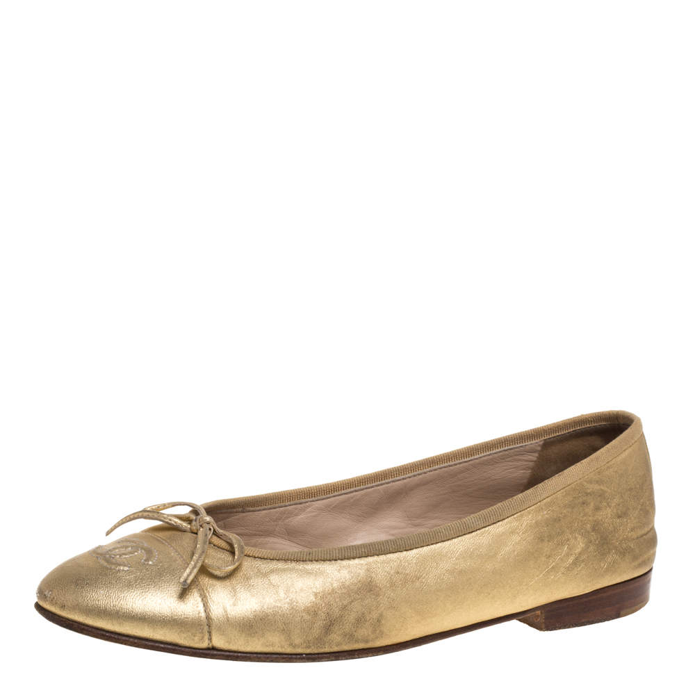 Pre Owned Chanel Gold Leather CC Cap Toe Slip On Flats Size 37.5