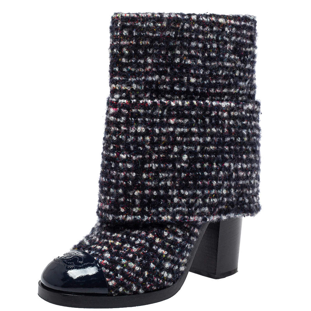 مملوكة مسبقًا Chanel Blue Tweed And Patent Leather CC Cap Toe Ankle Boots Size 38