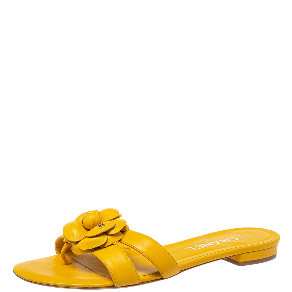 مملوكة مسبقًا Chanel Yellow Leather Camellia Open Toe Slide Sandals Size 38