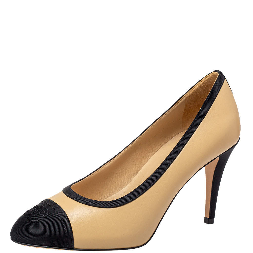 مملوكة مسبقًا Chanel Beige/Black Leather And Canvas CC Pumps Size 37.5