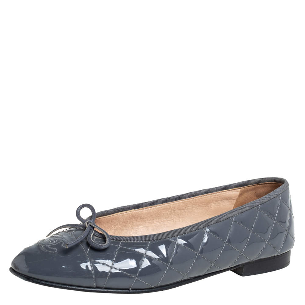 Pre Owned Chanel Grey Patent Leather CC Logo Ballet Flats Size 38.5