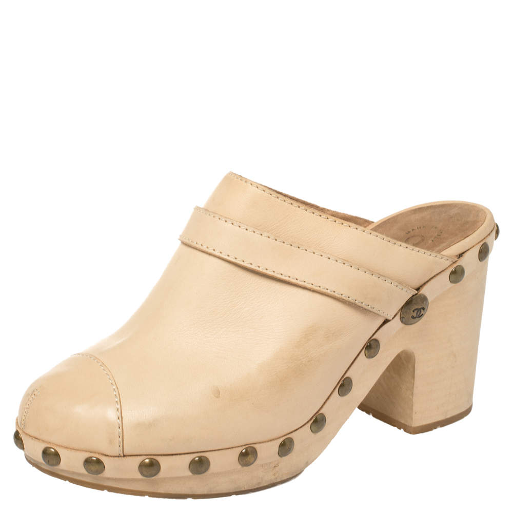 مملوكة مسبقًا Chanel Beige Leather Studded Wood Platform Mules Size 39