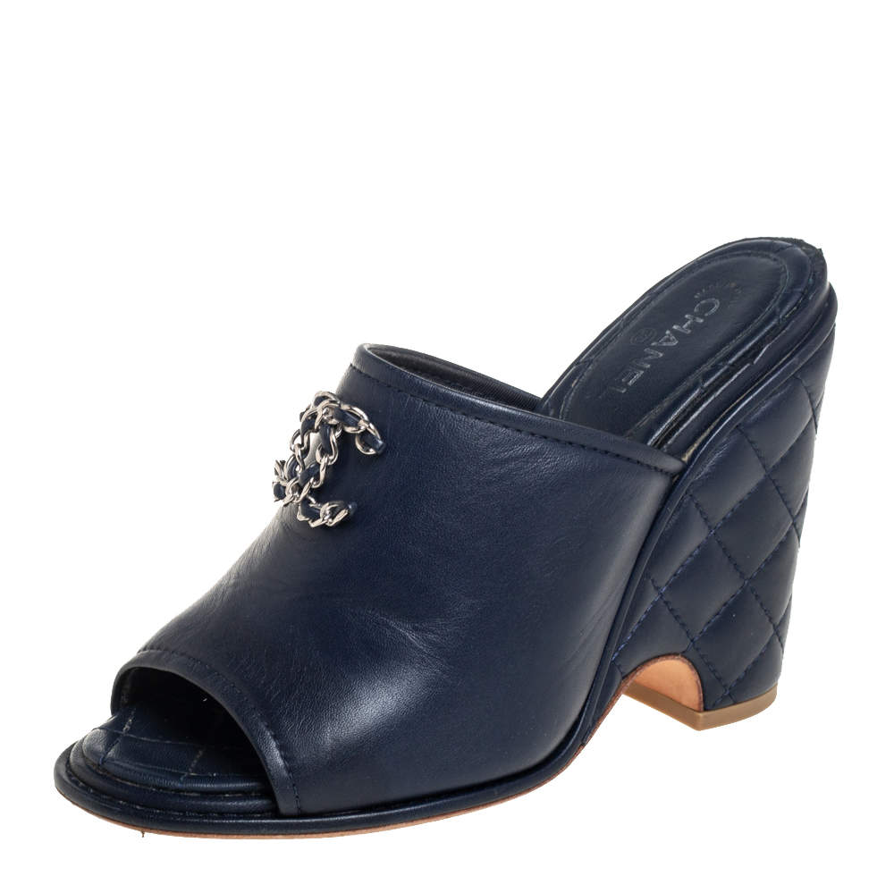 مملوكة مسبقًا Chanel Blue Leather CC Chain Detail Wedge Sandals Size 37