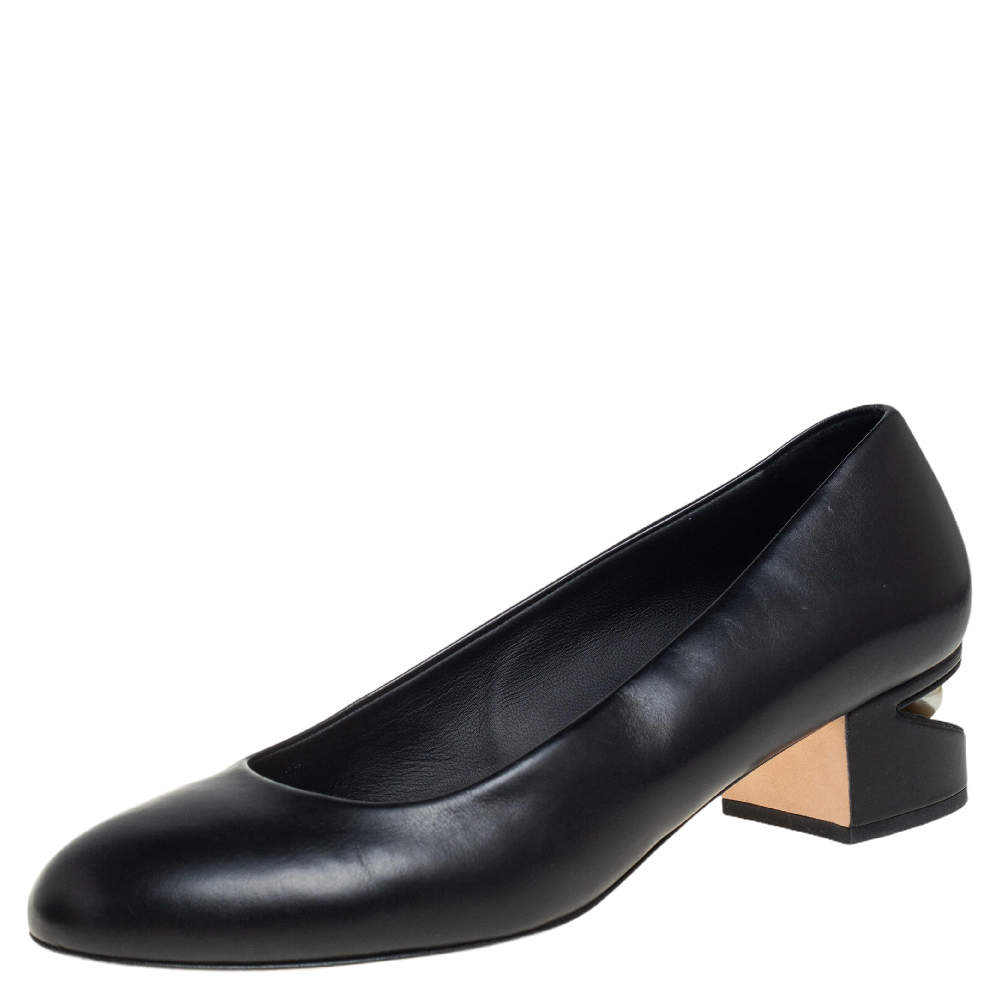 Pre Owned حذاء كعب عالي شانيل كعب سميك مزخرف لؤلؤ جلد أسود مقاس 38.5