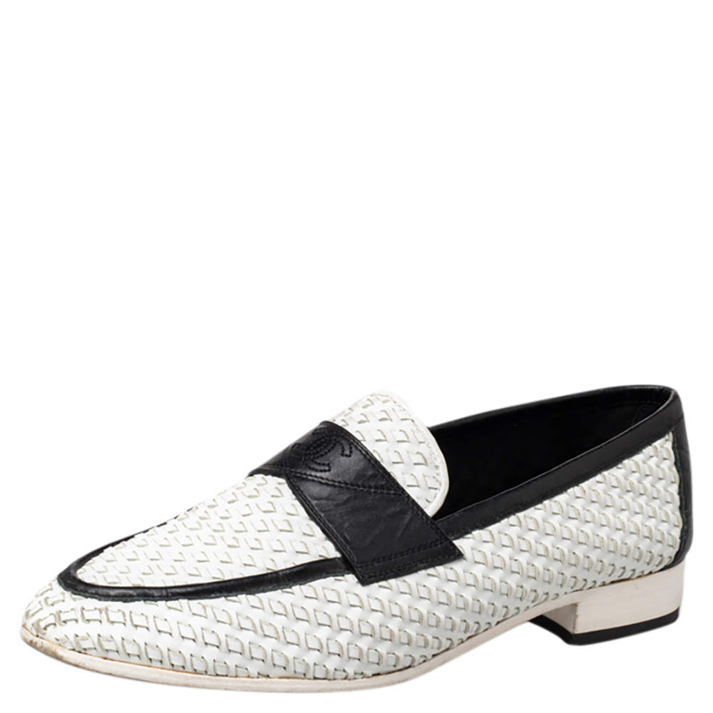مملوكة مسبقًا Chanel White/Black Woven Leather Slip On Loafers Size 38