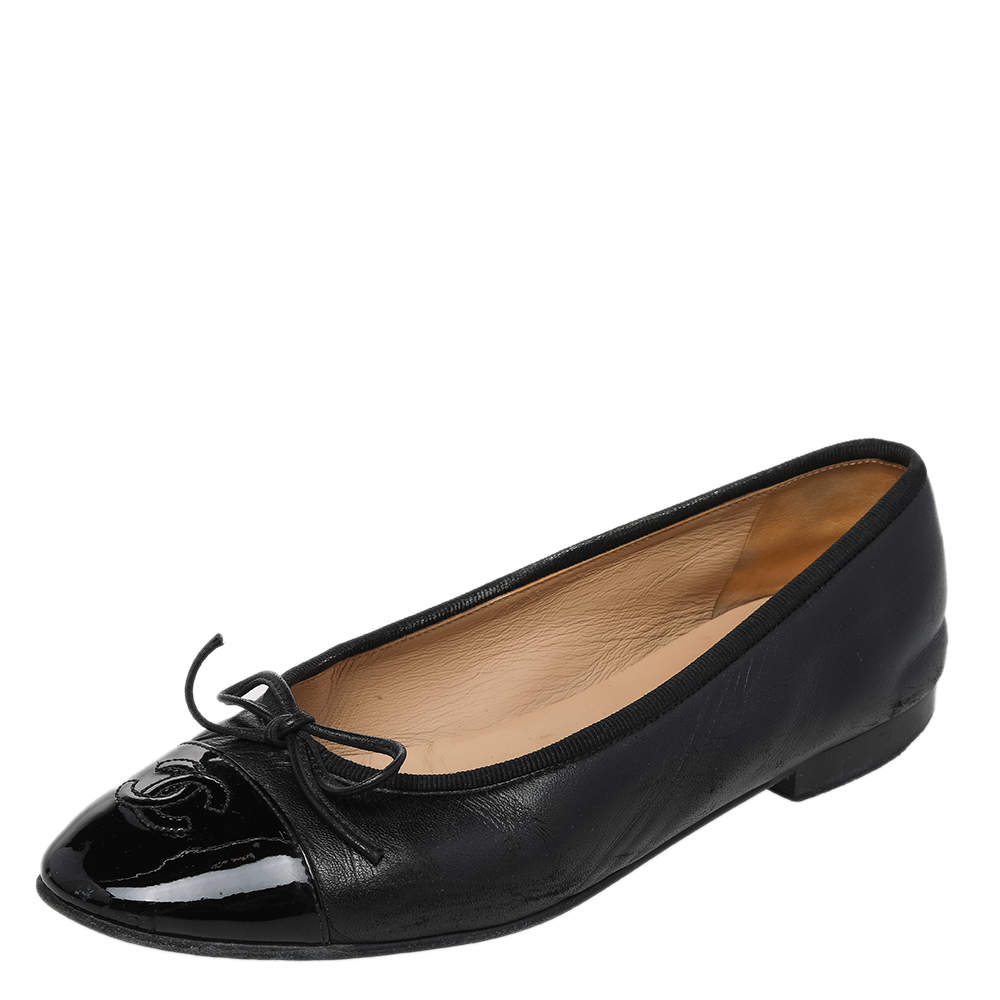 مملوكة مسبقًا Chanel Black Patent And Leather Bow CC Cap Toe Ballet Flats Size 36.5