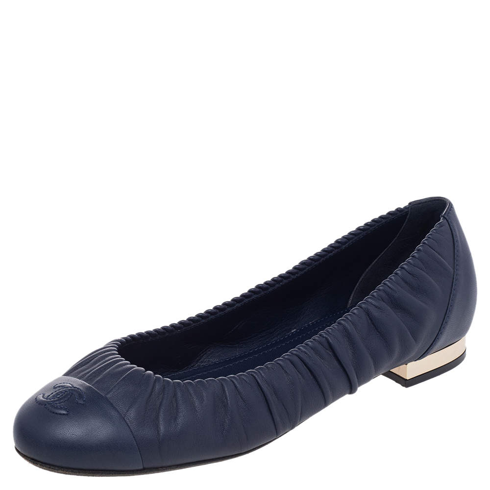 Pre Owned حذاء باليرينا فلات شانيل CC جلد أزرق كحلي مقاس 39.5