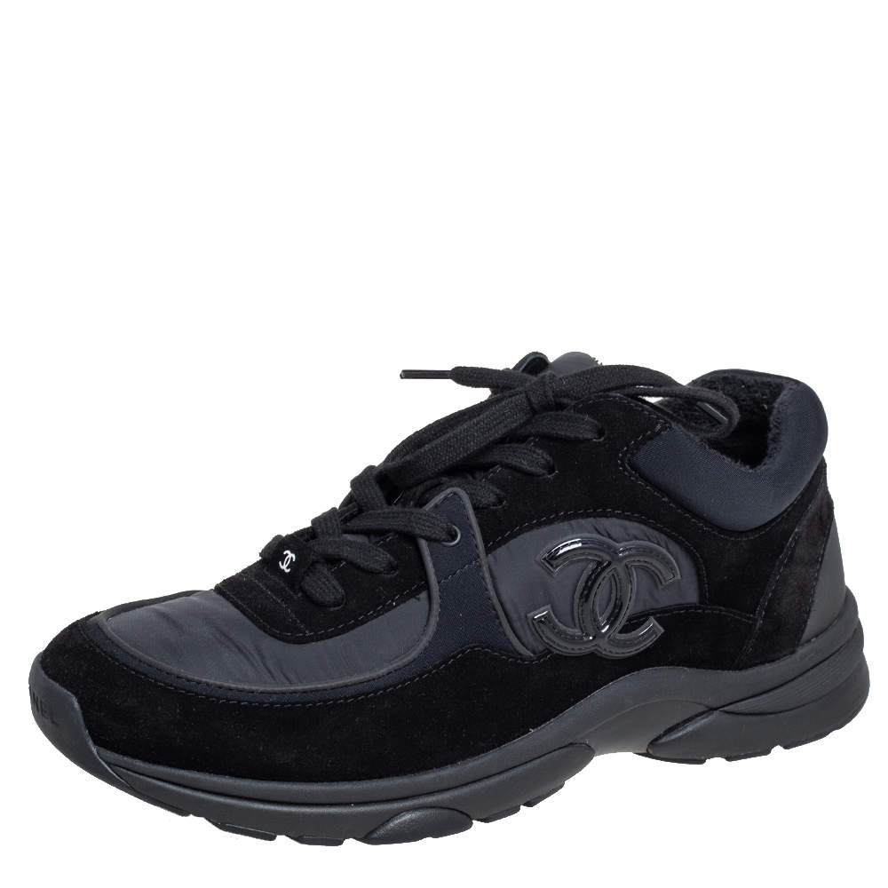 مملوكة مسبقًا حذاء رياضي شانيل ترينير سويدي و نايلون أسود مزين شعار الماركة سي سي مقاس 41