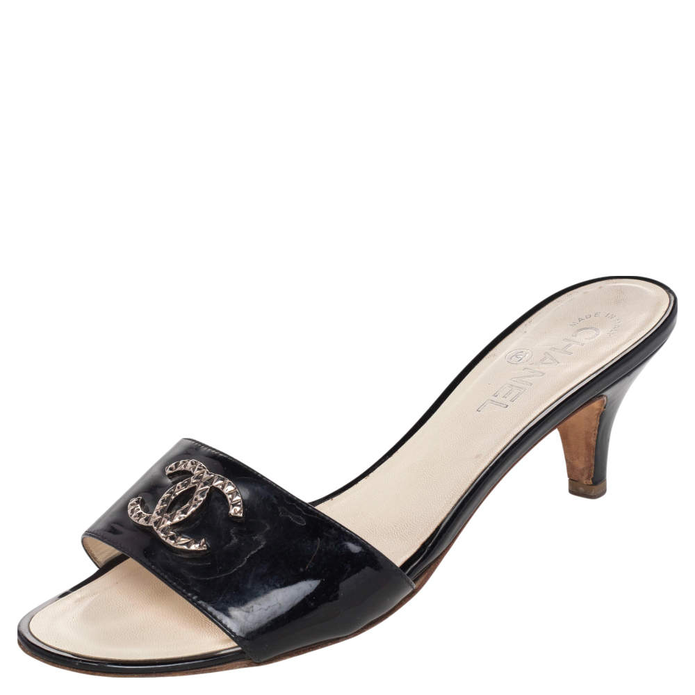 Pre Owned صندل سلايد شانيل جلد لامع أسود مزين شعار الماركة سي سي متداخل مقاس 39.5