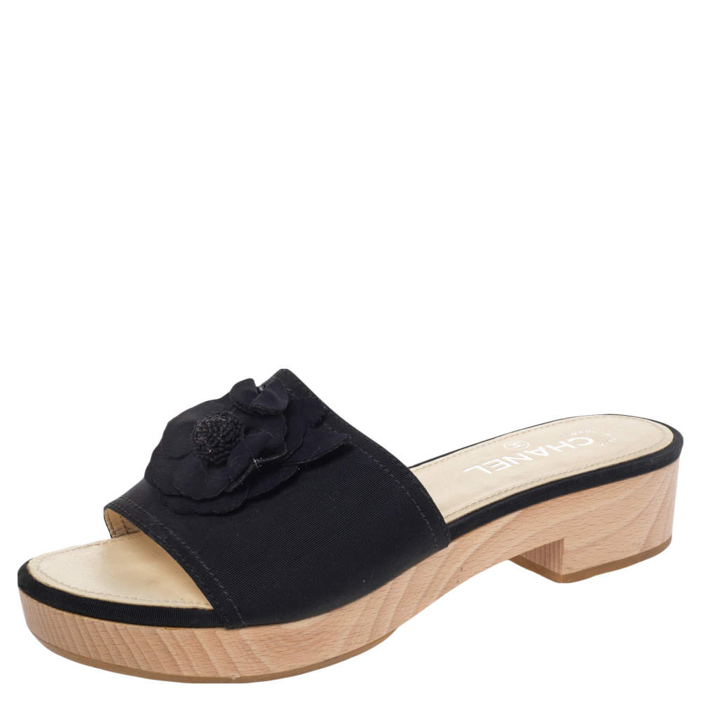 مملوكة مسبقًا صندل سلايد شانيل قماش أسود مزين زهرة كاميليا وشعار الماركة سي سي مقاس 40