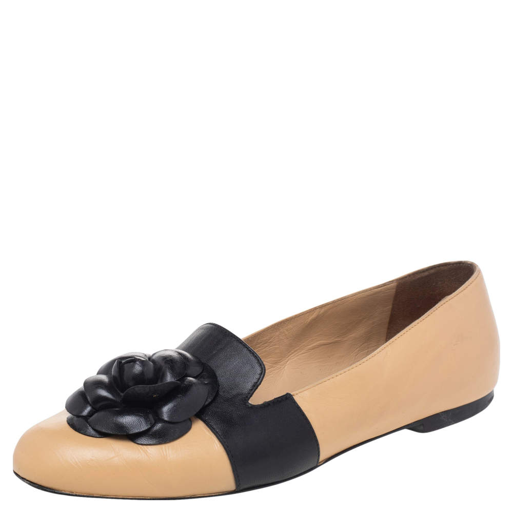 مملوكة مسبقًا Chanel Beige/Black Leather Camellia Slip On Flats Size 39