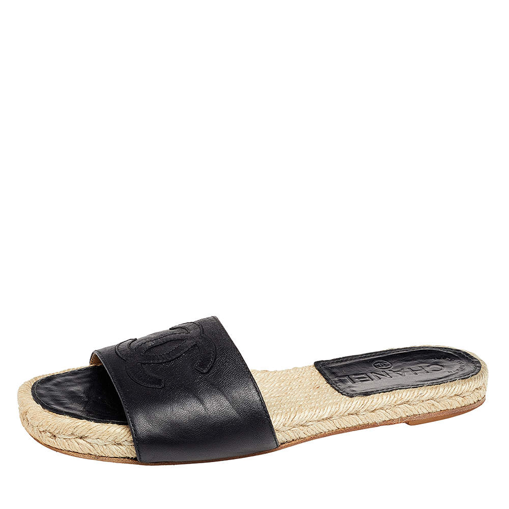 مملوكة مسبقًا صندل سلايد فلات إسبادريل شانيل جلد أسود مزين شعار الماركة سي سي مقاس 37
