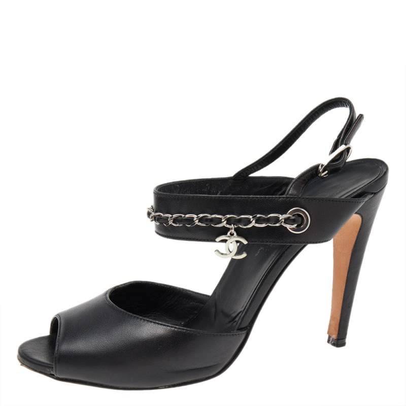 Pre Owned صندل شانيل مقدمة مفتوحة سير كاحل وصلة سلسلة جلد أسود مقاس 38.5