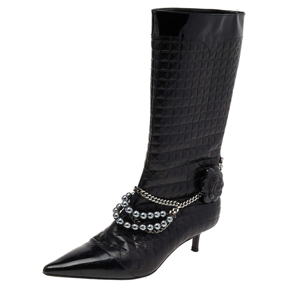حذاء بوت منتصف ساق شانيل جلد أسود مزخرف مقدمة مدببة مقاس 37.5