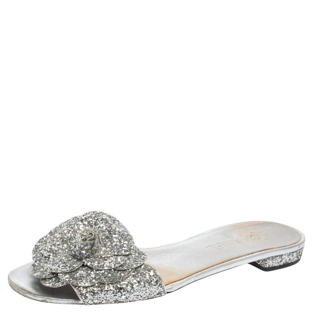مملوكة مسبقًا Chanel Silver Glitter Fabric Camellia Embellished CC Flats Size 41