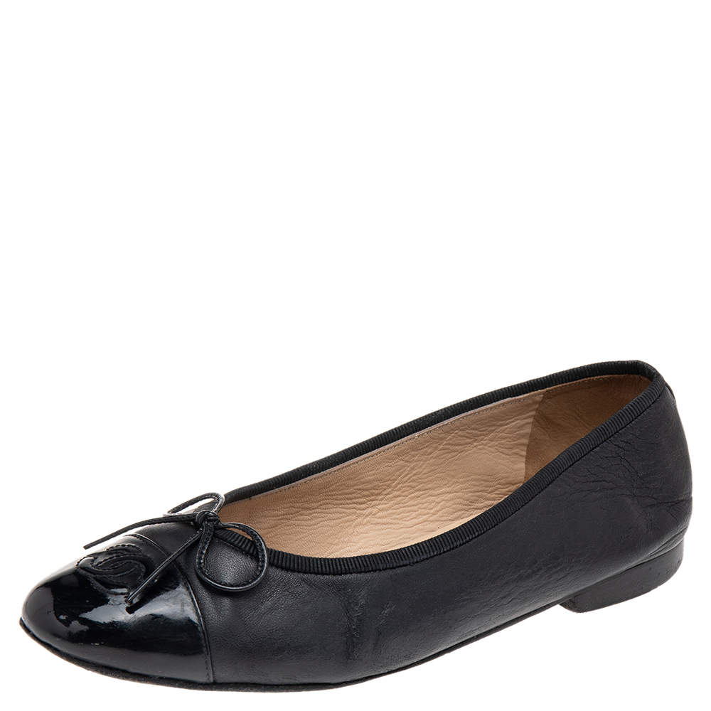 مملوكة مسبقًا Chanel Black Leather and Patent Leather Bow CC Ballet Flats Size 36