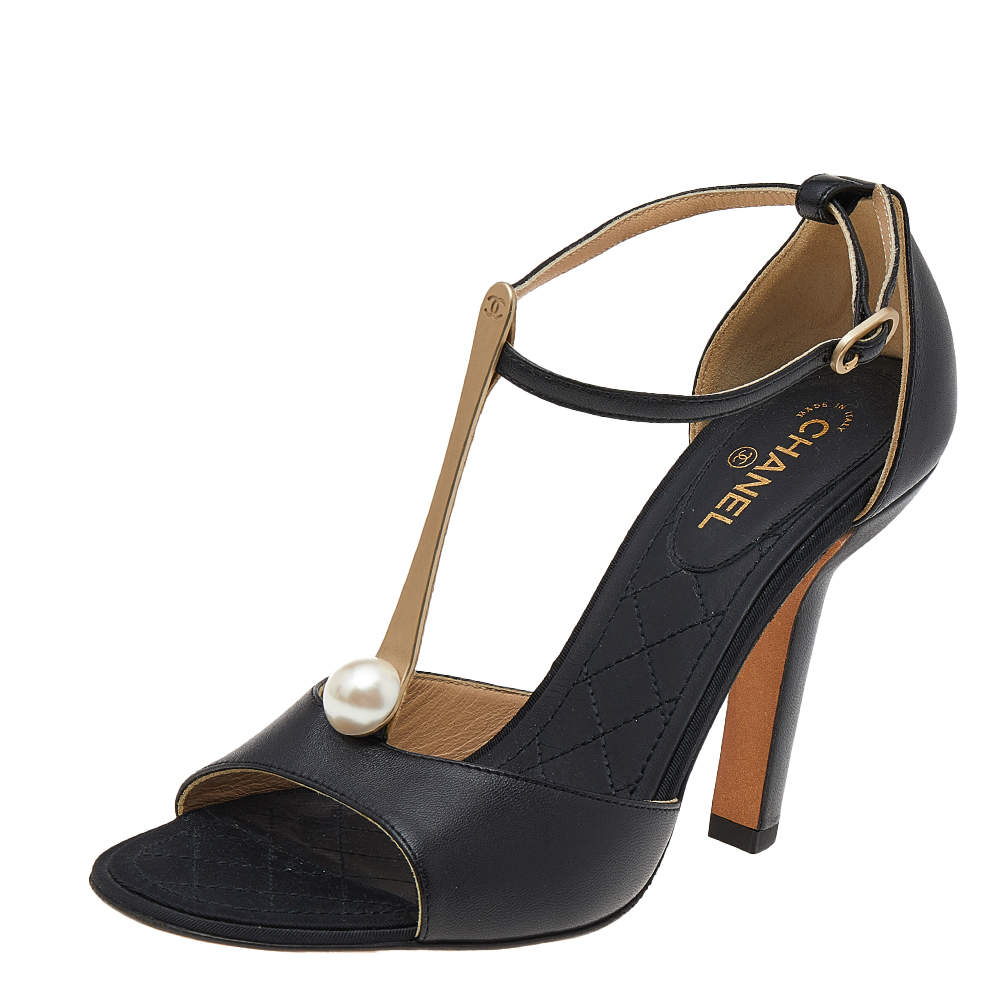 Pre Owned صندل شانيل جلد أسود مزين لؤلؤ سي سي سير كاحل مقاس 37
