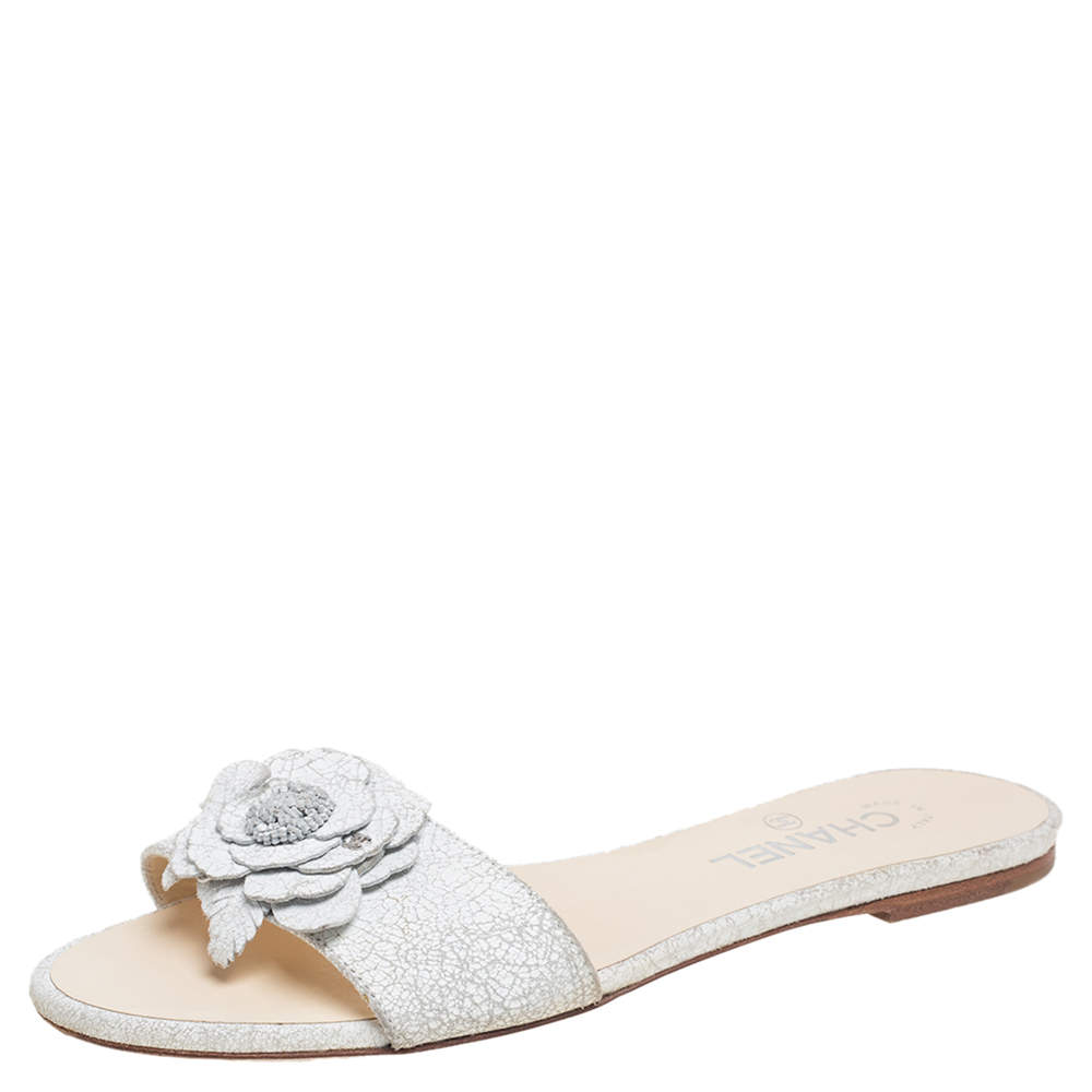 مملوكة مسبقًا Chanel White Texture Leather Camellia Embellished CC Flat Slides Size 40