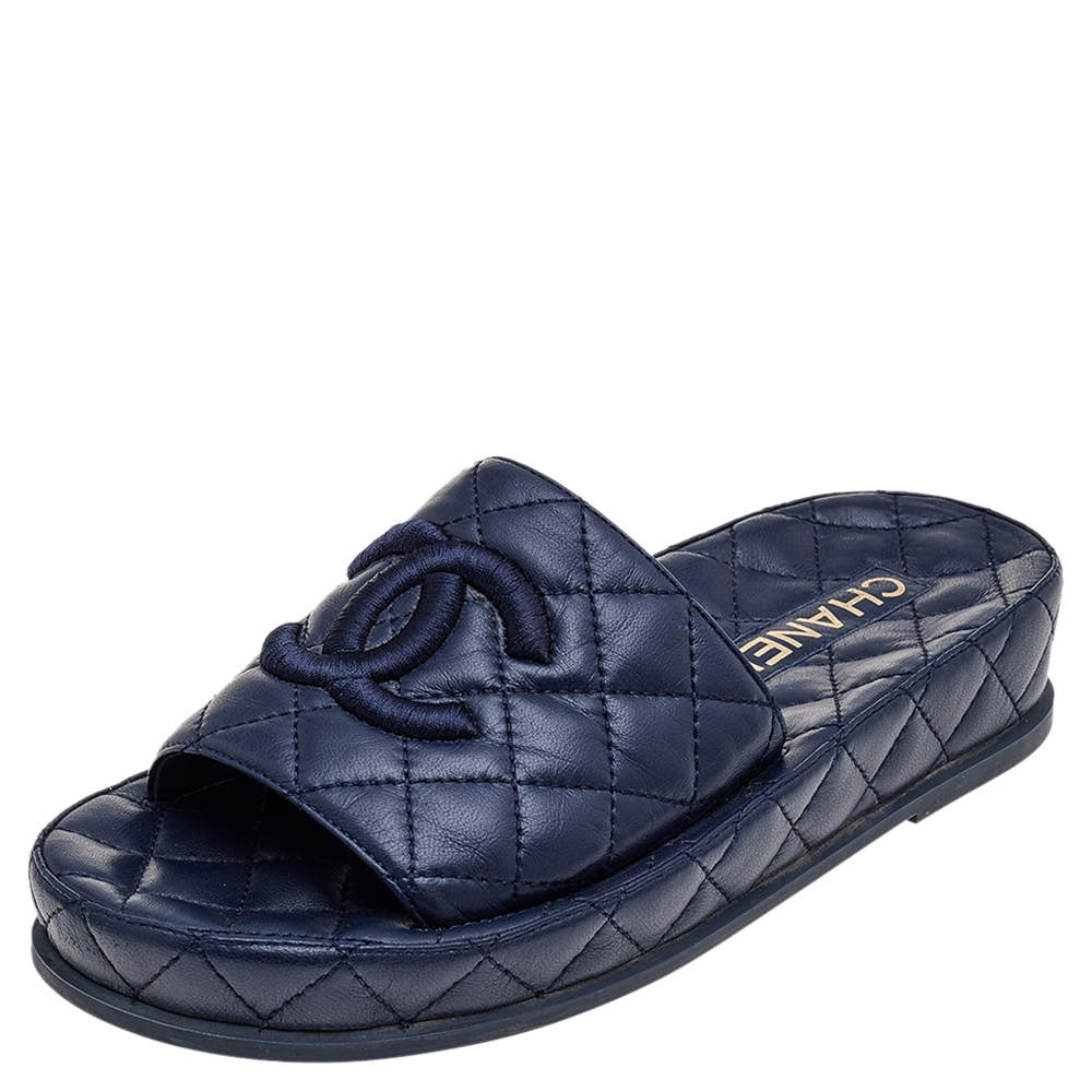 Pre Owned صندل سلايد شانيل سي سي جلد مبطن أزرق مقاس 37