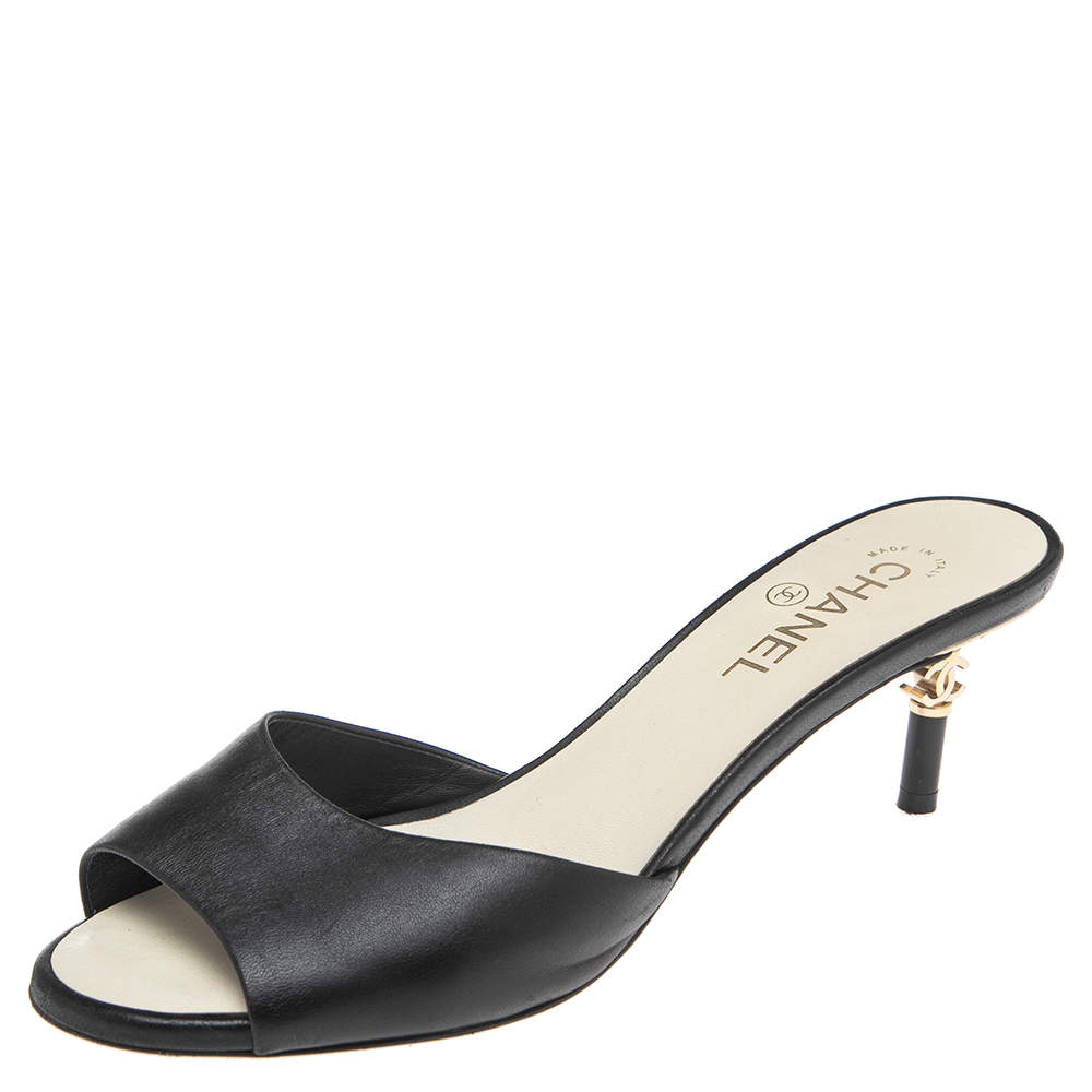 Pre Owned صندل سلايد شانيل جلد أسود مقاس 40