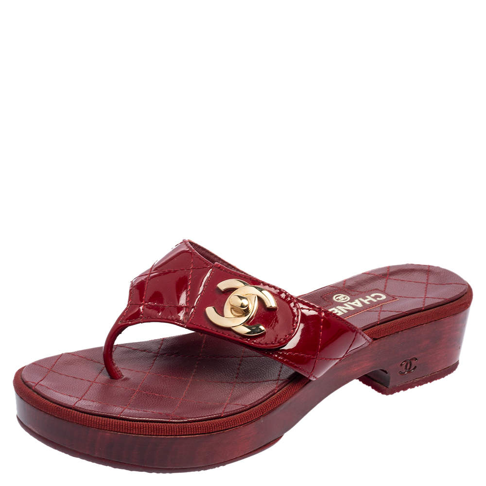 مملوكة مسبقًا Chanel Red Quilted Patent and Leather CC Thong Platform Sandals Size 36.5