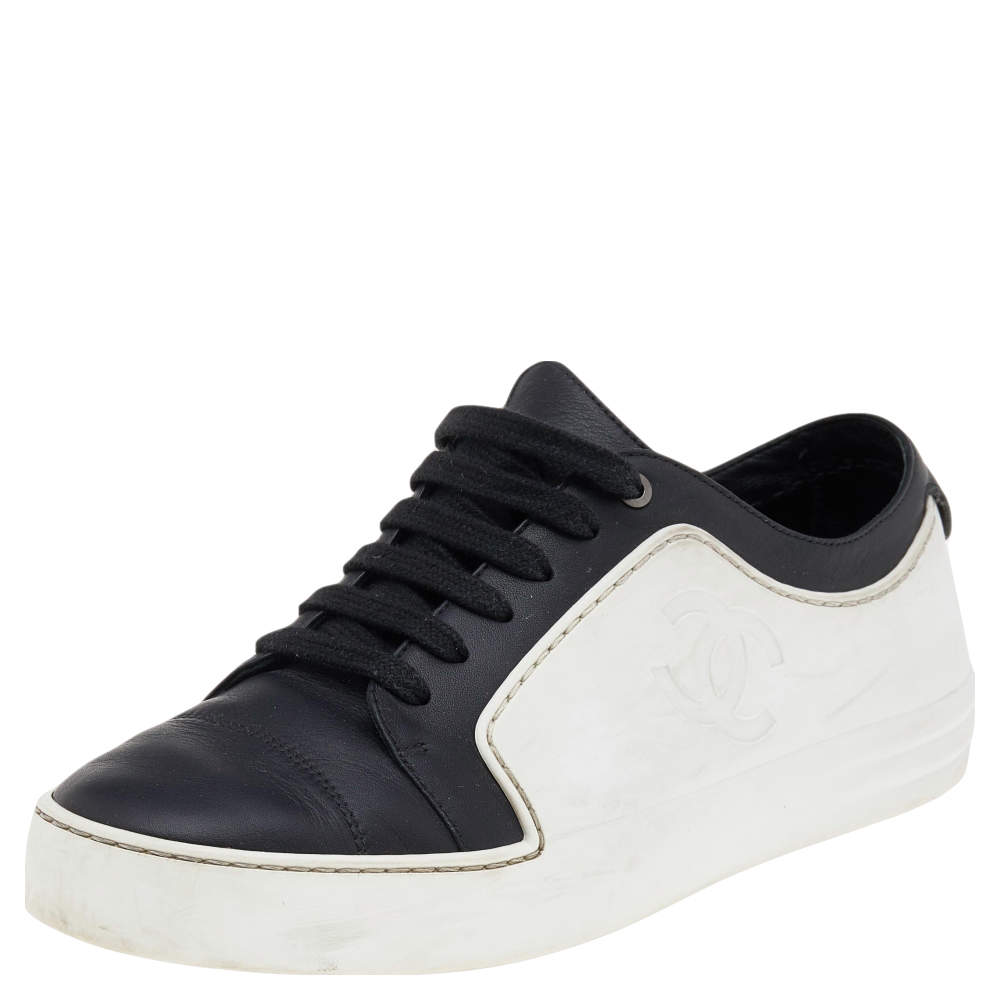 مملوكة مسبقًا Chanel White/Black Leather And Rubber CC Low Top Sneakers Size 38.5