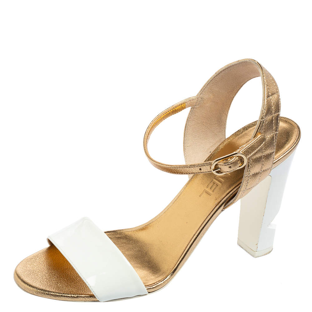مملوكة مسبقًا Chanel White/Gold Patent And Leather Open Toe Ankle Strap Sandals Size 38.5