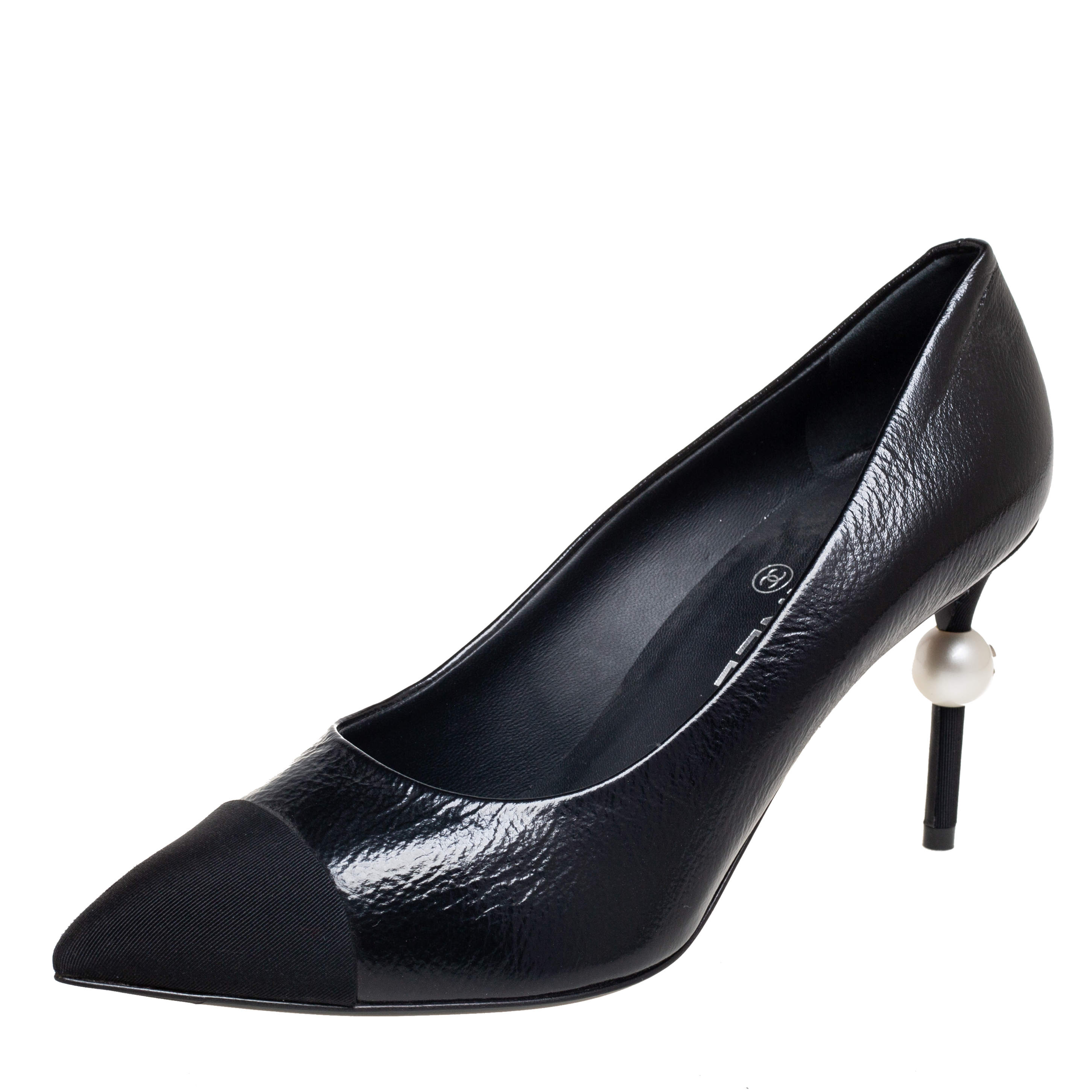 مملوكة مسبقًا Chanel Black Leather and Fabric Faux Pearl Cap-Toe Pointed-Toe Pumps Size 38.5