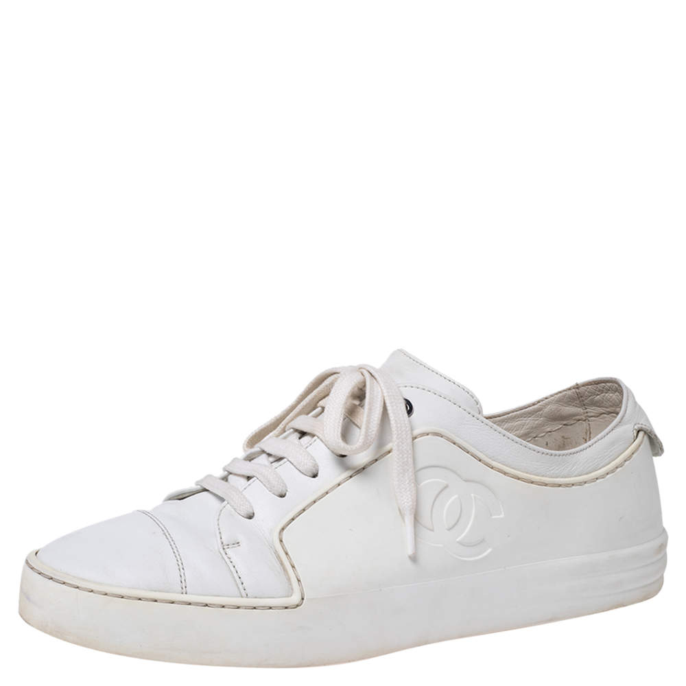 مملوكة مسبقًا حذاء رياضي شانيل جلد ومطاط أبيض رباط علوي مزين سي سي مقاس 38