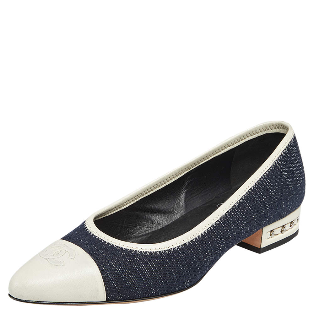 مملوكة مسبقًا حذاء باليرينا فلات شانيل جلد ودنيم أزرق/أبيض غطاء مقدمة CC بفيونكة مقاس 38