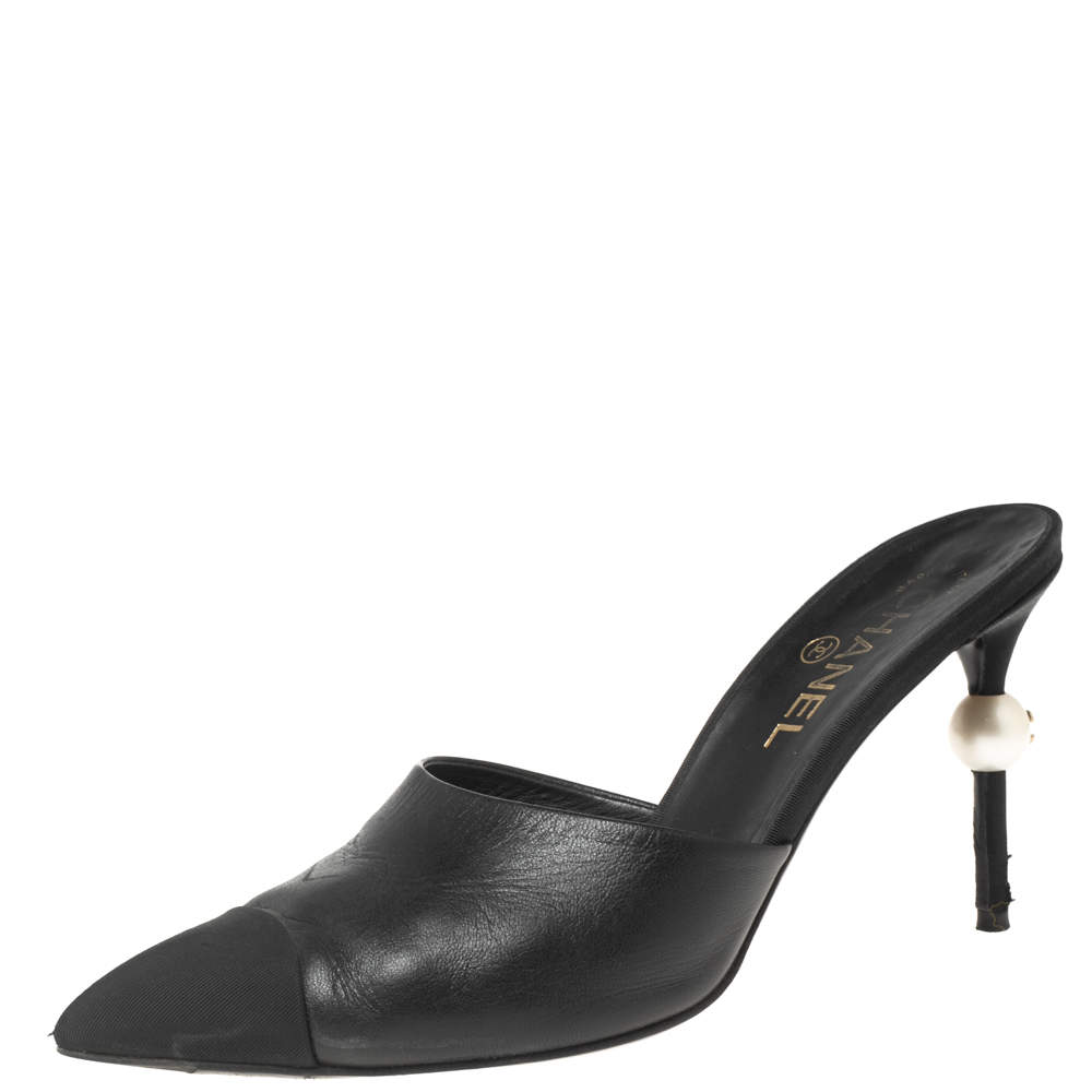 Pre Owned حذاء سلايد شانيل جلد أسود مقدمة مدببة كعب مزين لؤلؤ وشعار الماركة سي سي مقاس 39