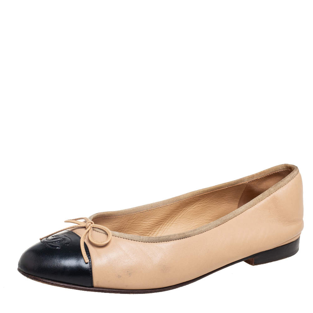 مملوكة مسبقًا Chanel Beige/Black Leather CC Cap Toe Bow Ballet Flats Size 40 