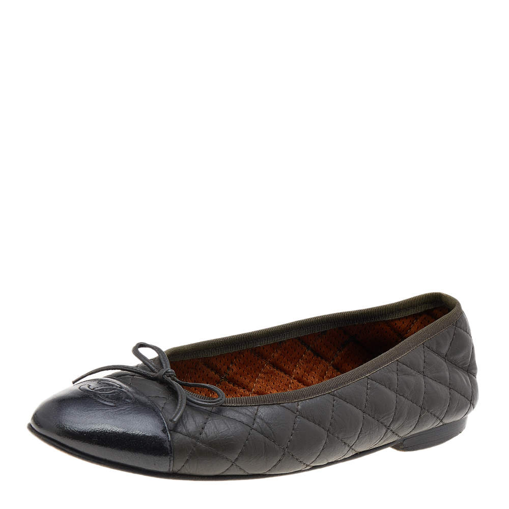 مملوكة مسبقًا Chanel Grey/Black Quilted Leather CC Cap Toe Bow Ballet Flats Size 40.5