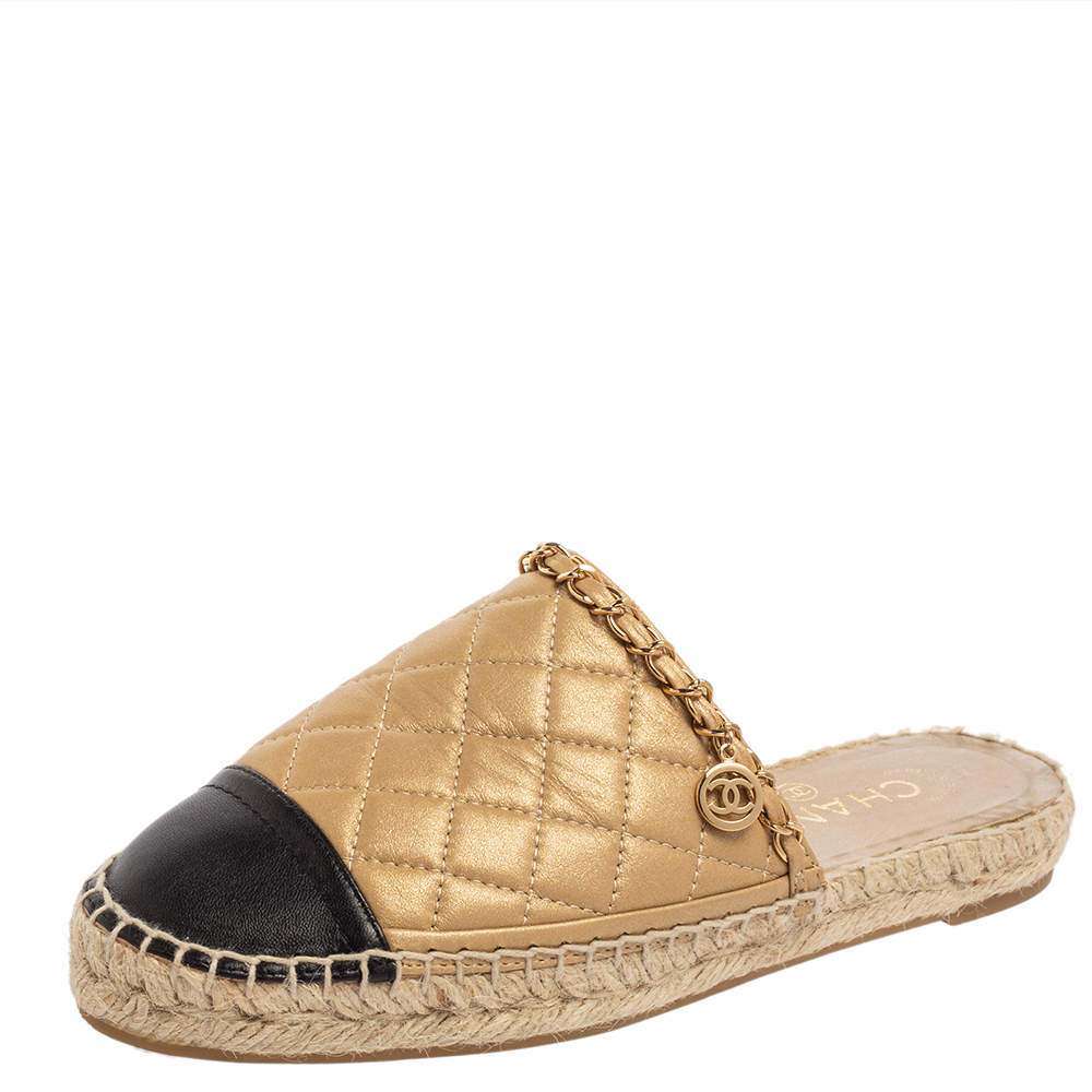 مملوكة مسبقًا صندل فلات مولز شانيل وجلد مبطنة أسود/ ذهبي ميتالك مقاس 36