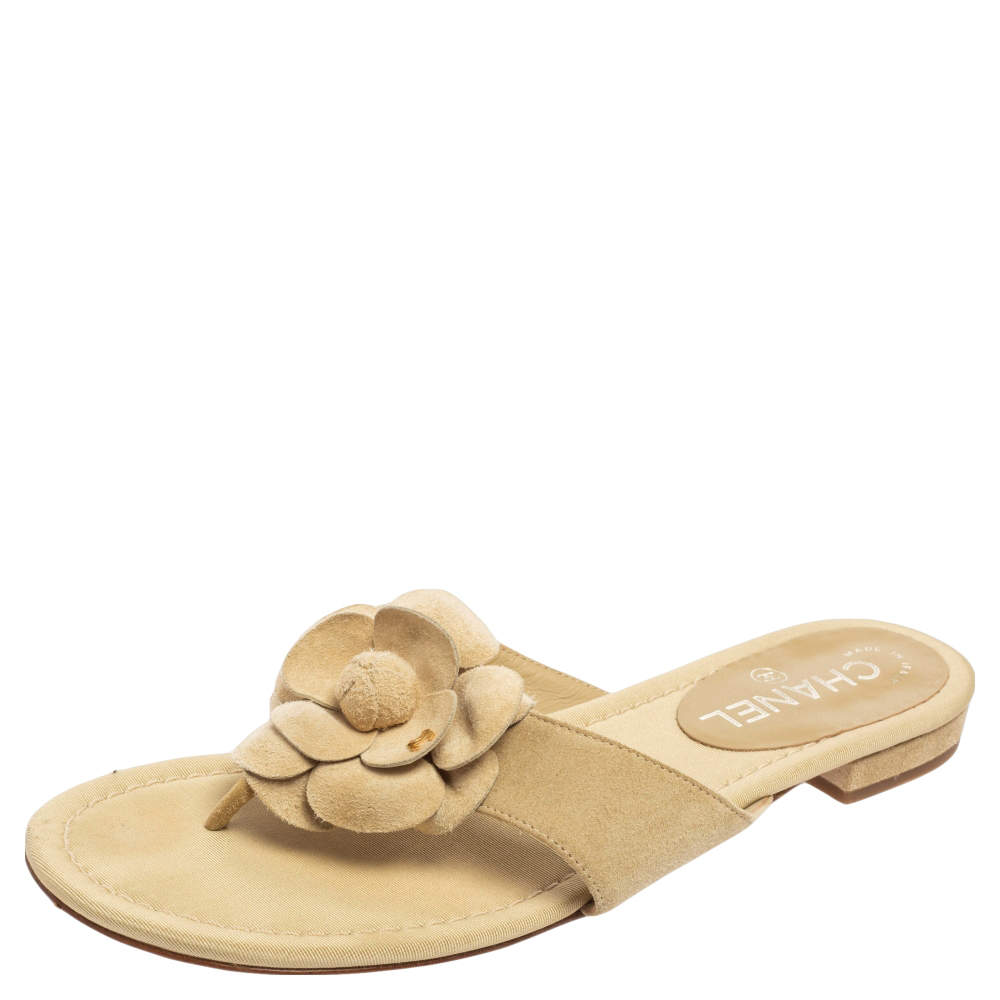 مملوكة مسبقًا Chanel Beige Suede CC Camellia Flower Flat Thong Sandals Size 38.5