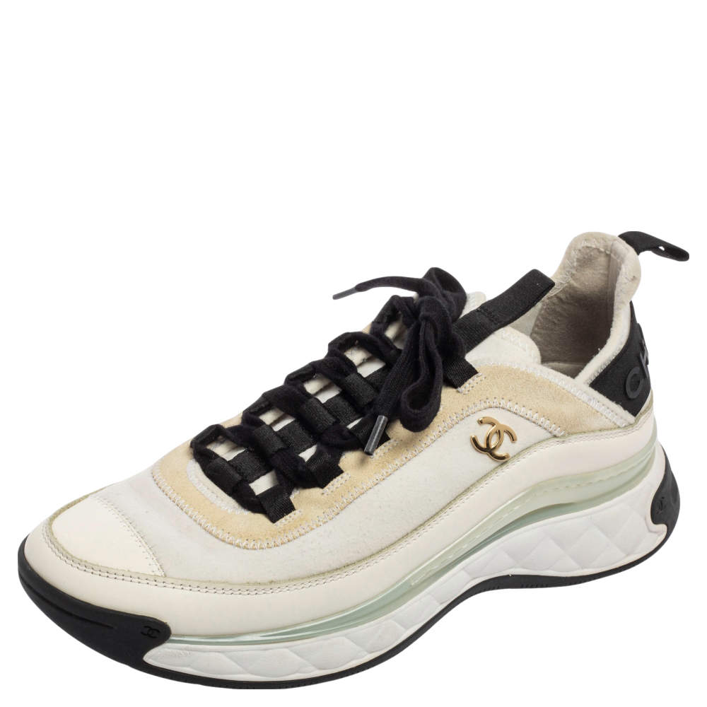 مملوكة مسبقًا حذاء رياضي شانيل قماش وسويدي أبيض / أسود سي سي عنق منخفض مقاس 38.5 