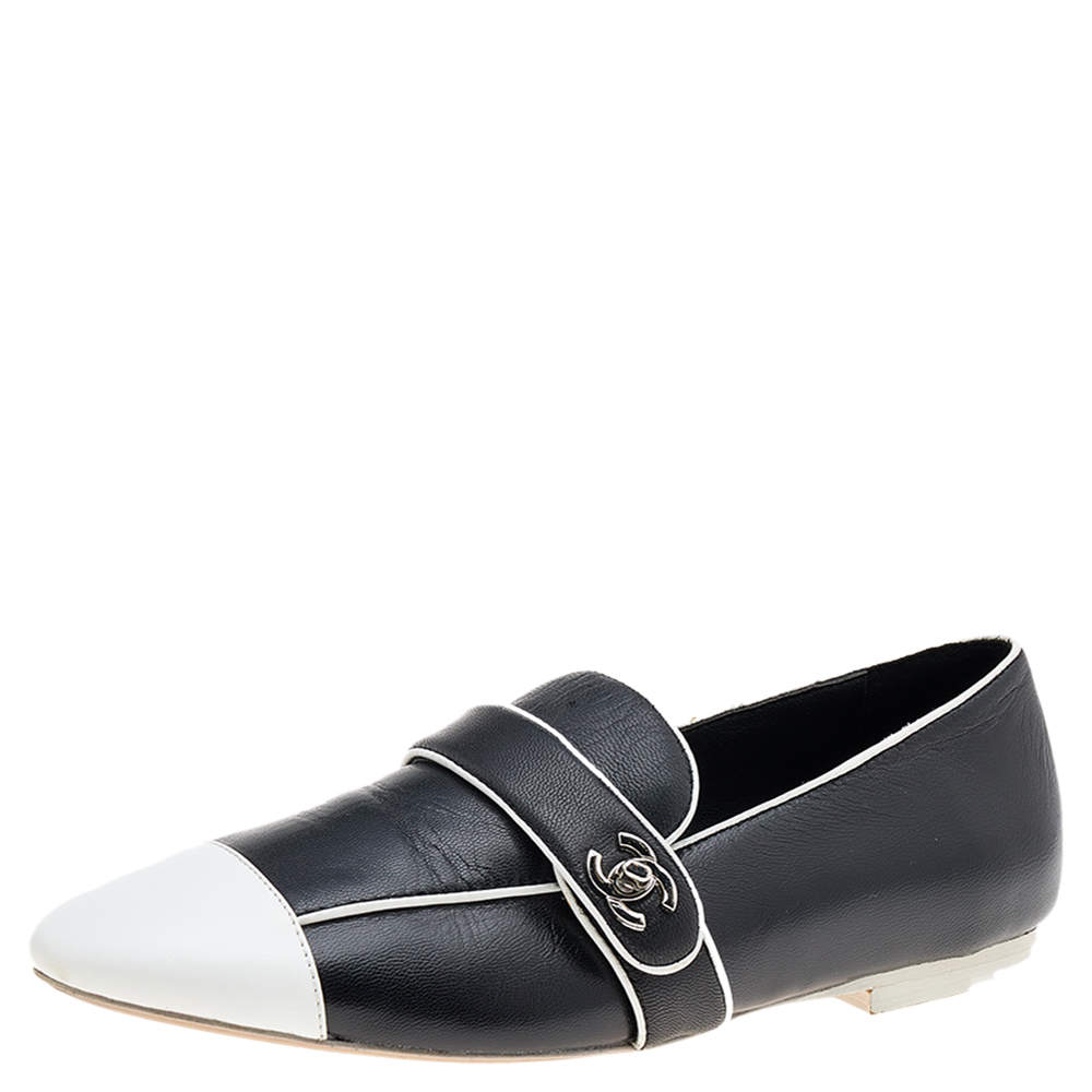 مملوكة مسبقًا حذاء لوفرز شانيل سليب أون غطاء مقدمة سي سي جلد أبيض/ أسود مقاس 37