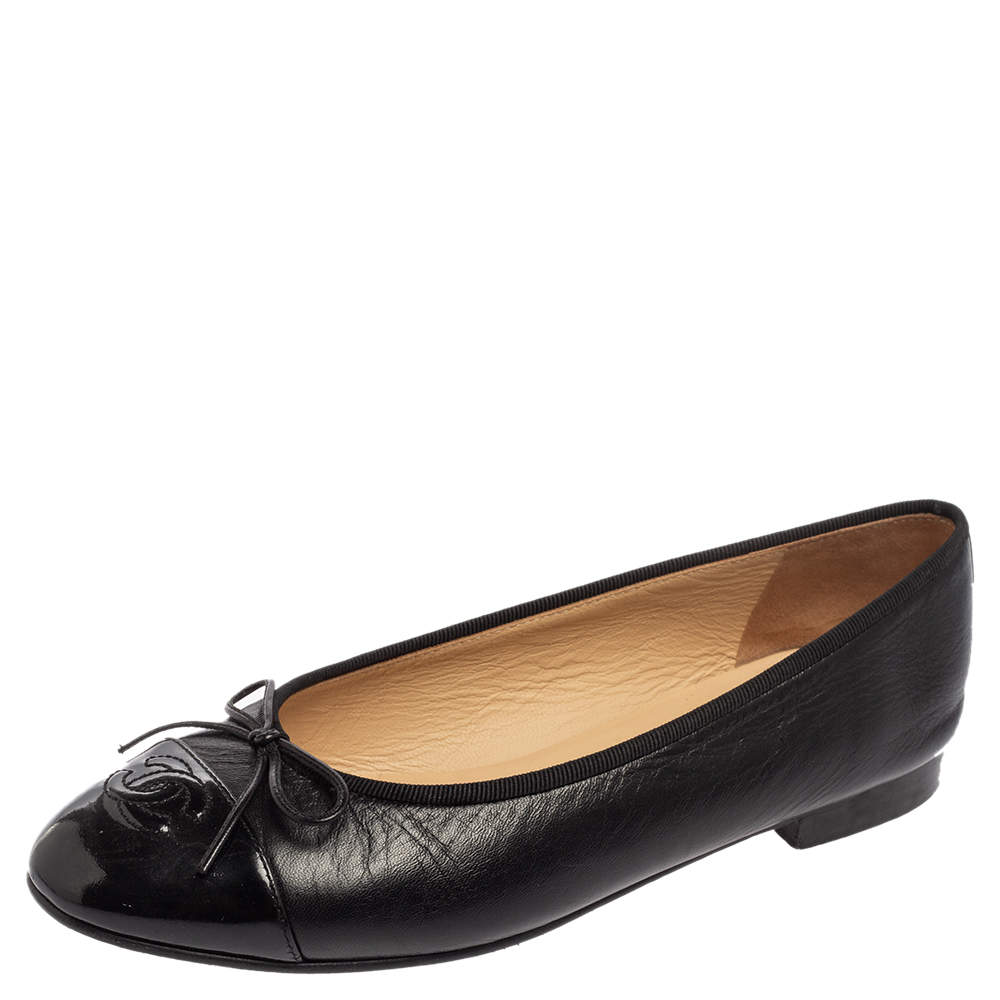 مملوكة مسبقًا Chanel Black Leather And Patent CC Cap-Toe Bow Ballet Flats Size 37.5