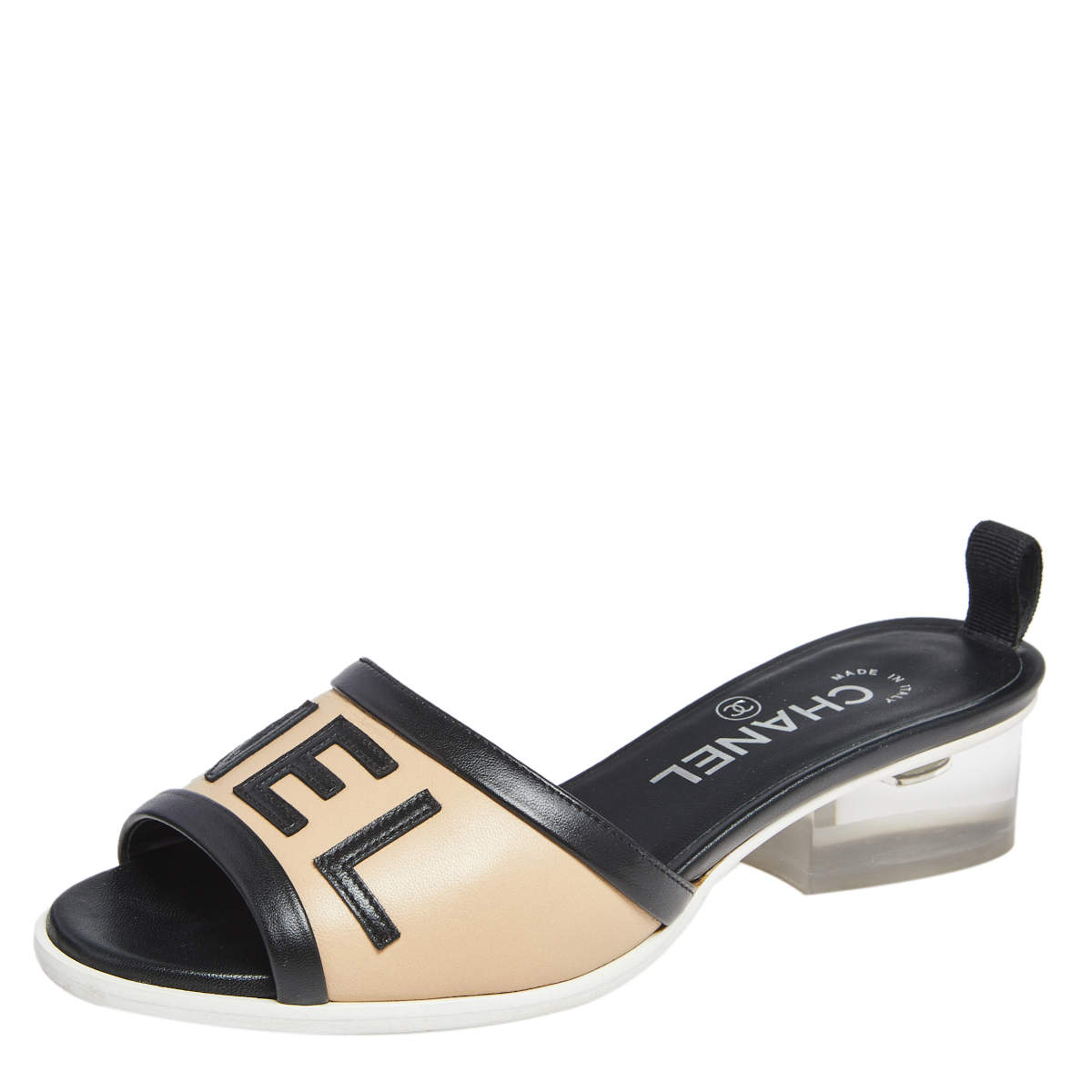 مملوكة مسبقًا صندل سلايد شانيل شعار جلد بيج/ أسود مقاس 35.5