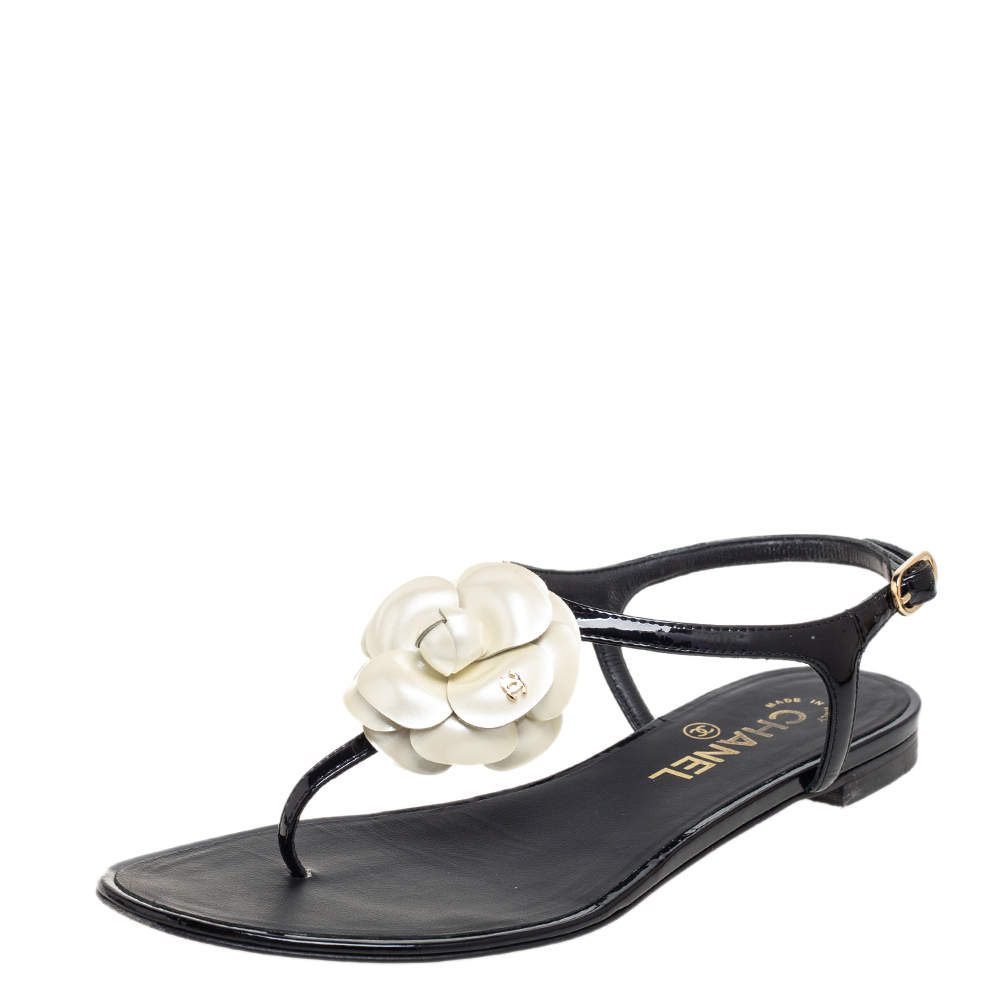 Pre Owned Chanel Black/White Patent Leather CC Camellia Flat Thong Sandals Size 36.5