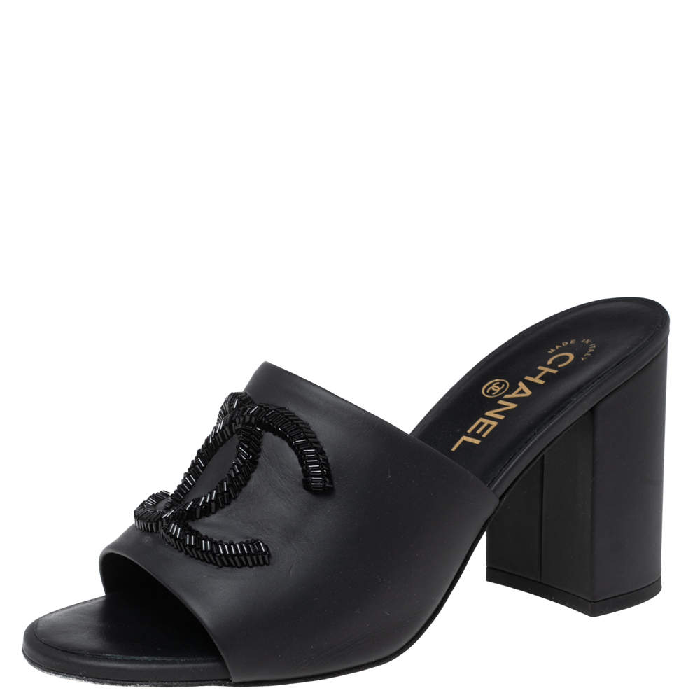 Pre Owned صندل سلايد شانيل جلد أسود مزخرف سي سي مقاس 40