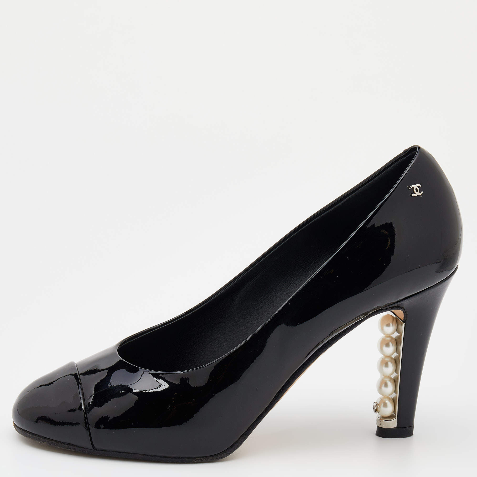 Pre Owned حذاء كعب عالي شانيل جلد صناعي لامع أسود كعب مزخرف لؤلؤ شعار سي سي غطاء مقدمة مقاس 35.5