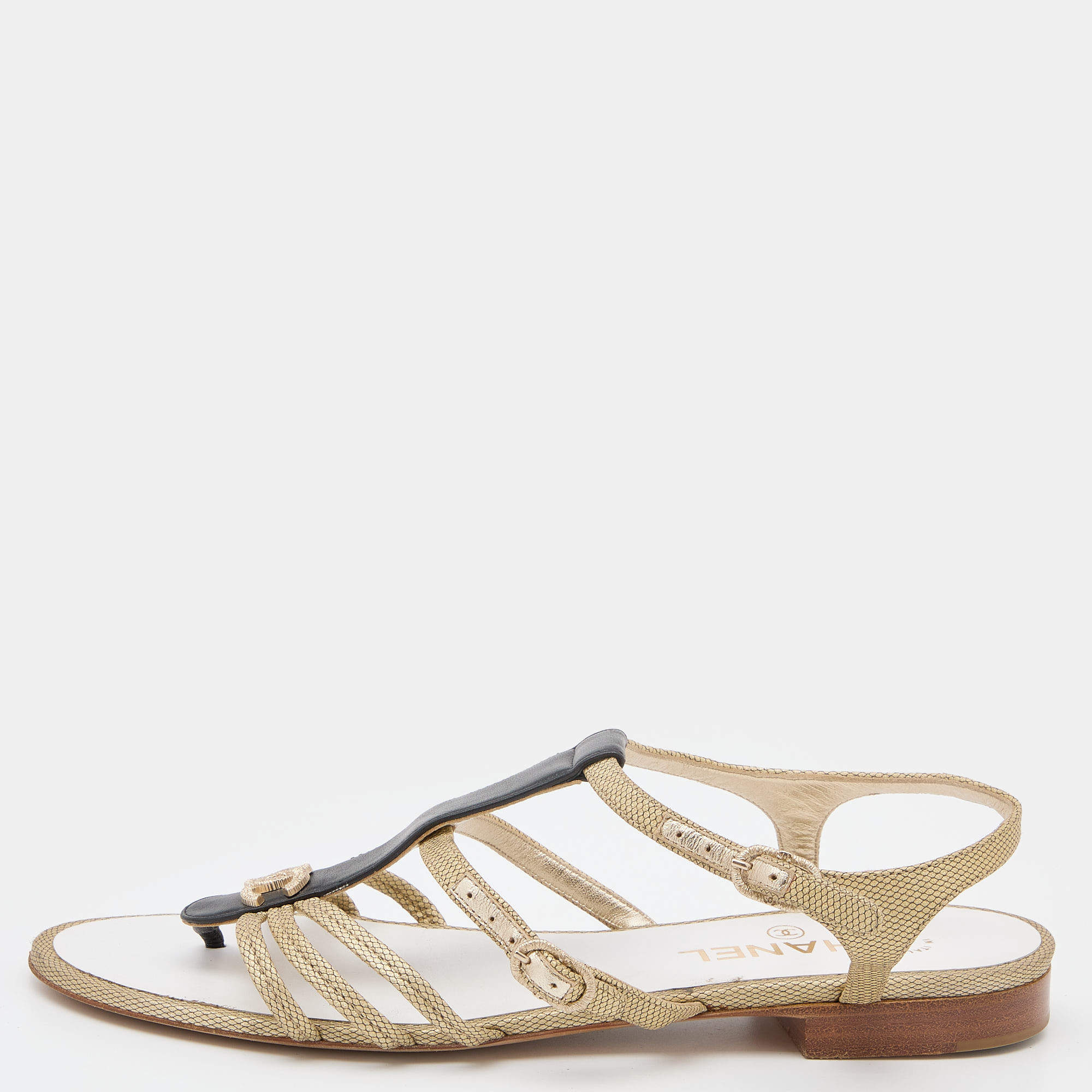 مملوكة مسبقًا Chanel Gold/Black Textured Leather CC Ankle Strap Flat Sandals Size 40