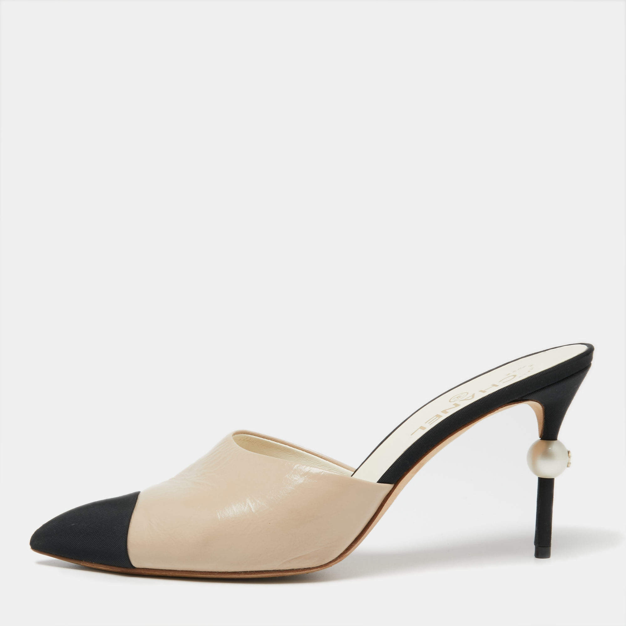 مملوكة مسبقًا Chanel Beige/Black Canvas And Leather CC Pearl Heel Pointed Toe Mule Sandals Size 42