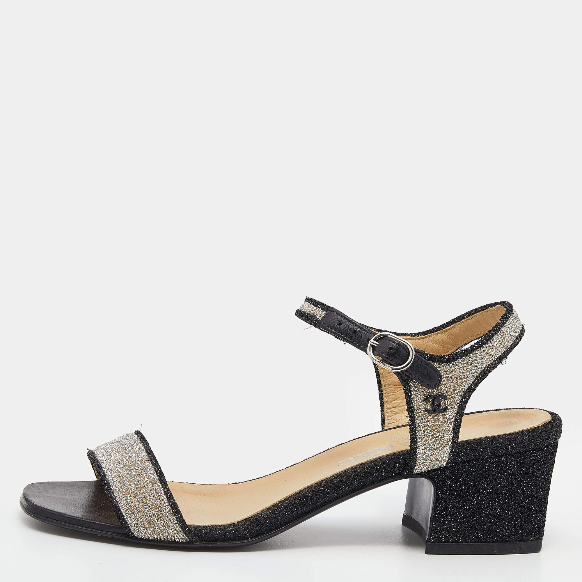 مملوكة مسبقًا صندل شانيل CC قماش لوريكس أسود / فضي بكعب عريض وحزام كاحل مقاس 37.5