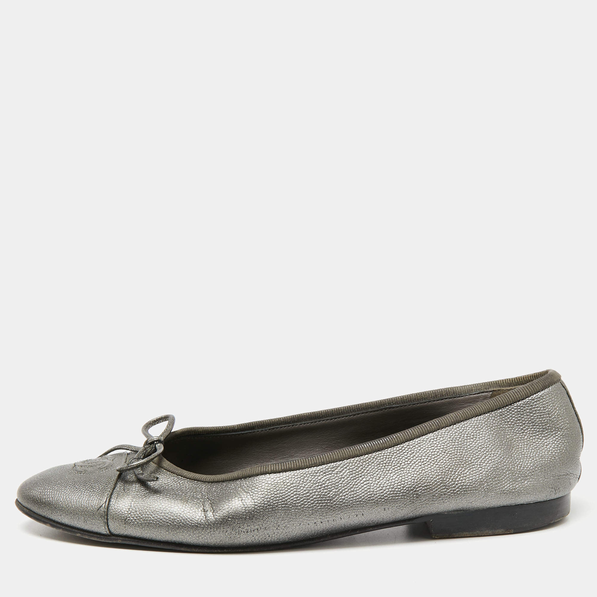 Pre Owned Chanel Metallic Grey Leather CC Cap Toe Bow Ballet Flats Size 39