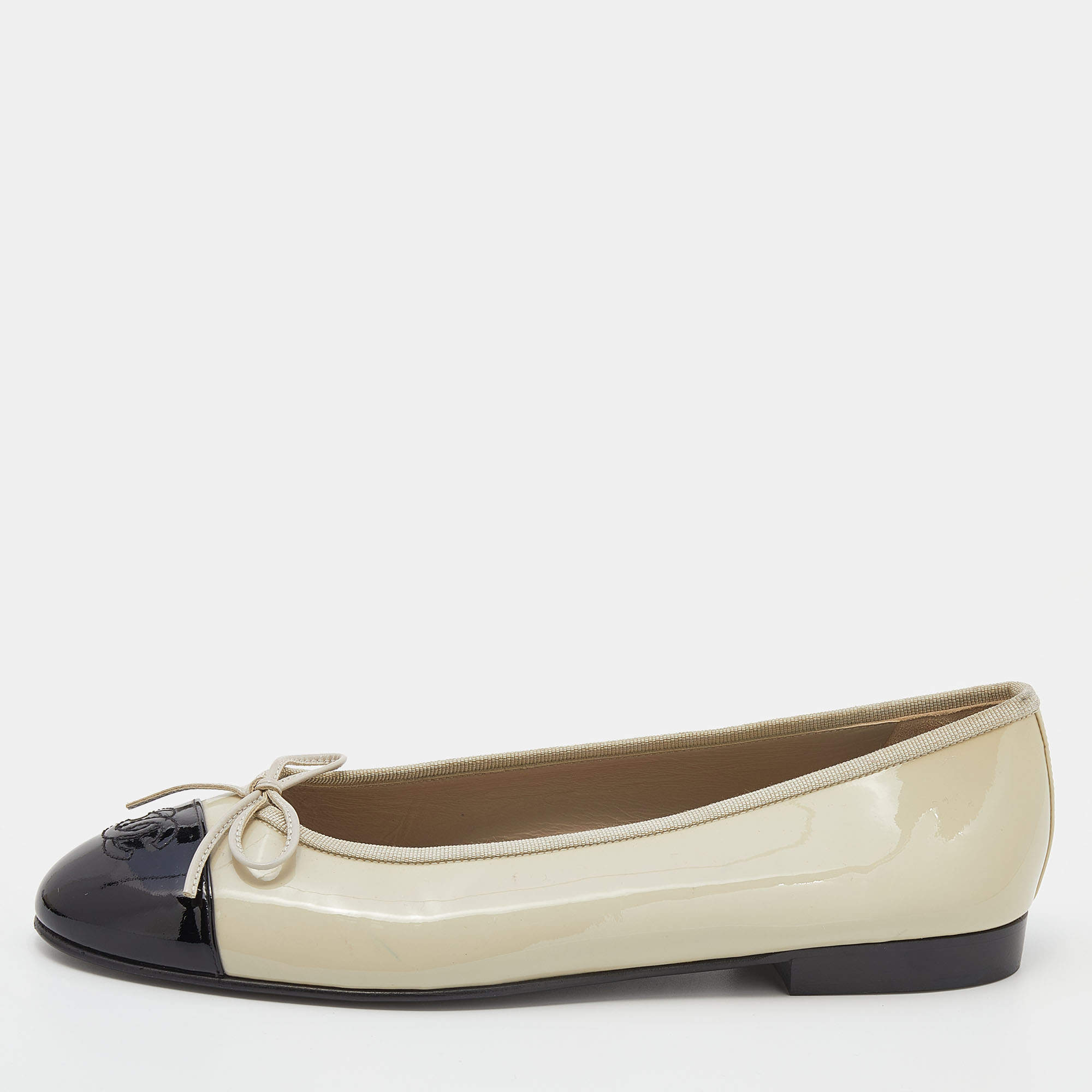 Pre Owned Chanel Light Beige/Black Patent Leather Bow CC Cap Toe Ballet Flats Size 39.5