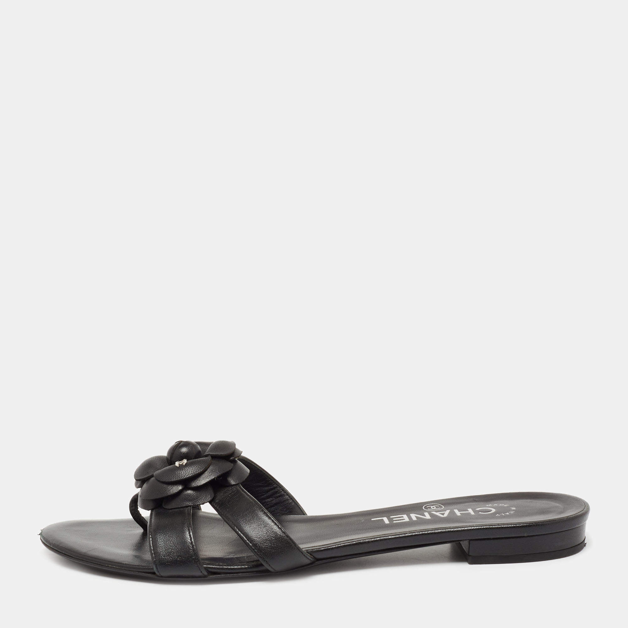 مملوكة مسبقًا Chanel Black Leather Camellia Embellished CC Thong Flat Slides Size 38