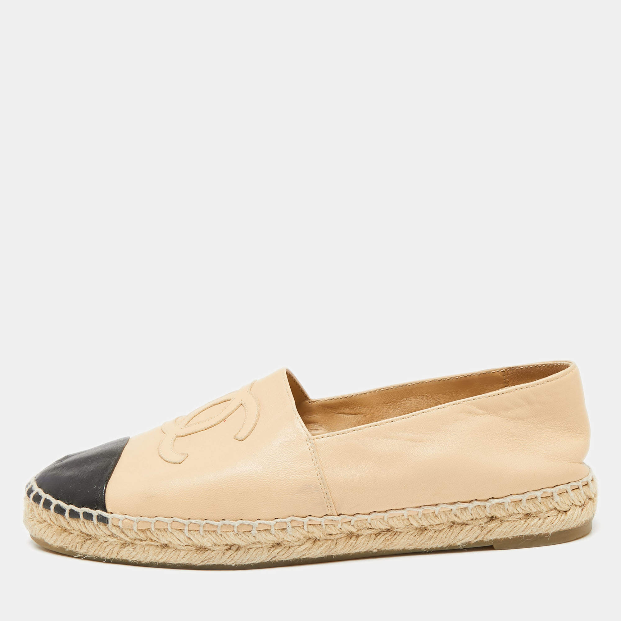 Pre Owned Chanel Beige/Black Leather CC Cap Toe Espadrille Flats Size 39